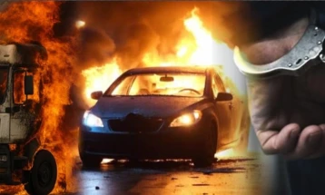 Млади скопјани лишени од слобода, осомничени за предизвикување пожар на две товарни и едно патничко возило