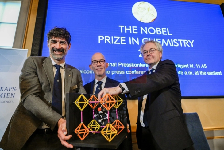 Нобеловата награда за хемија за 2025 година за тројца научници кои овозможија „собирање вода од пустински воздух“.