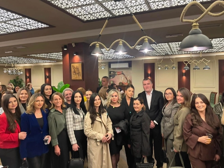 Независниот кандидат за градоначалник на Дебар Рамадан Имери на средби со дебранки