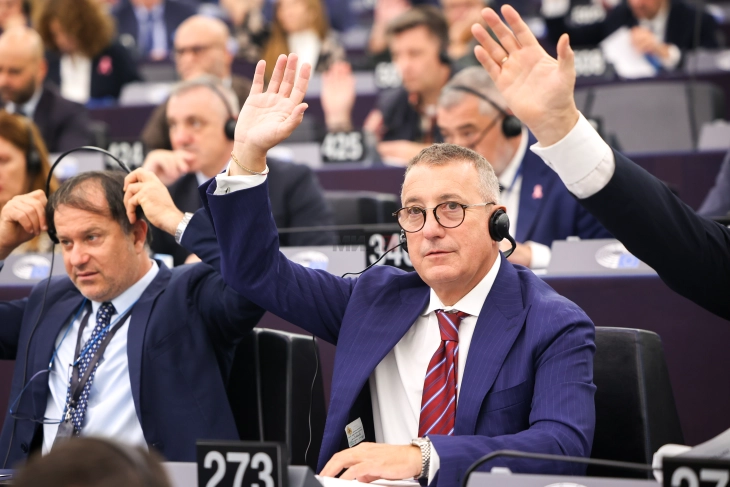 Европратениците ќе гласаат по двете иницијативи за недоверба на Европската комисија 