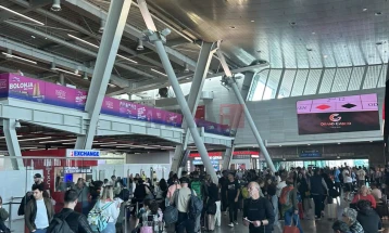 Dy shtetas të Maqedonisë së Veriut janë arrestuar me para të padeklaruara në aeroportin e Tiranës