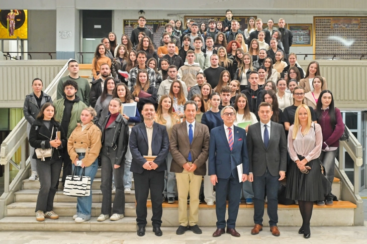 Амбасадорот на Полска ја отвори Универзитетска програма за изучување на холокаустот