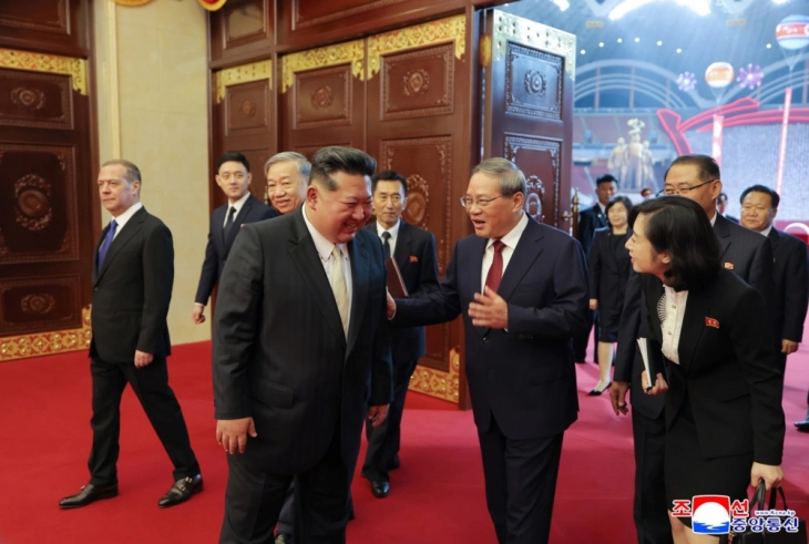 Kim Xhong Un takohet me aleatët kinezë dhe rusë me rastin e përvjetorit të Partisë komuniste