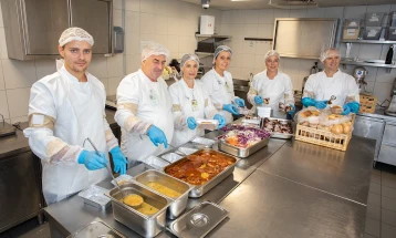 Донирани готвени оброци за 110 бездомни лица во Пунктот за бездомници на Црвениот Крст во Момин Поток