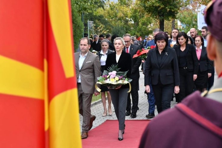 Партиска делегација на СДСМ положи цвеќе и оддаде почит на борците од НОБ во Прилеп