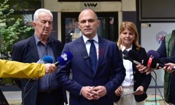 Filipçe: Mucunski  më së voni deri nesër të tregojë nëse po zhvillohen bisedime me Britaninë e Madhe për migrantët në vendin tonë