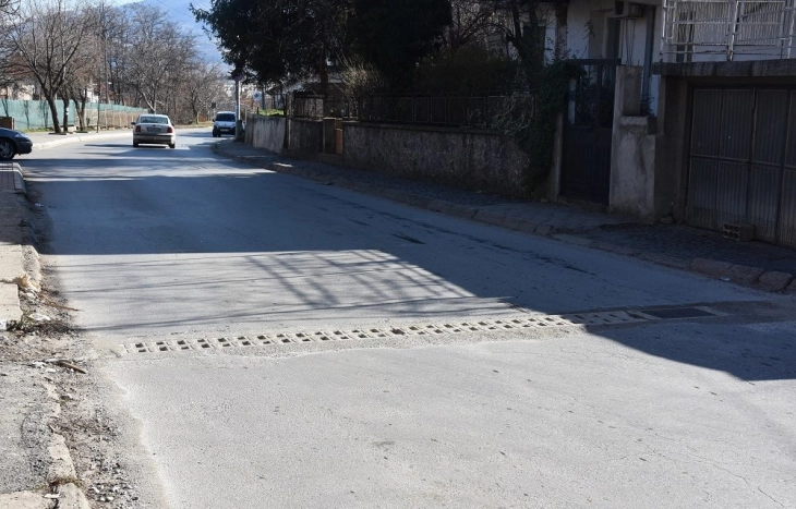 Крпење ударни дупки и реконструкција на сливни решетки на улиците во Кочани