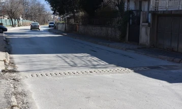 Крпење ударни дупки и реконструкција на сливни решетки на улиците во Кочани