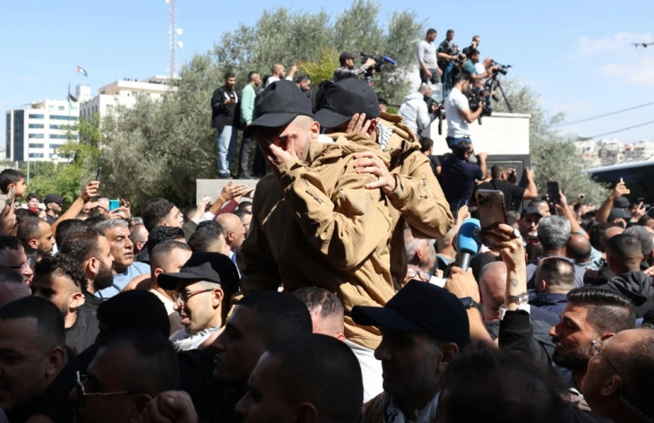 Стотина Палестинци пуштени од израелските затвори, се слави во Рамала и Газа