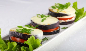 Модар патлиџан со моцарела