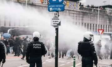 Десетици уапсени при судири меѓу полицијата и учесници на синдикалниот протест во Брисел 
