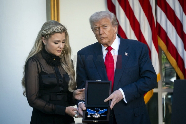 Трамп постхумно го одликува Чарли Кирк со Претседателски медал на слободата