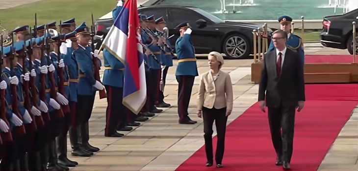 Српскиот претседател ја пречека Фон дер Лајен пред Палатата Србија