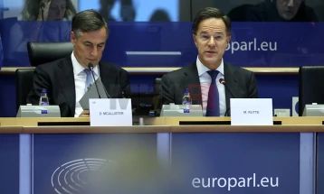 Me mbështetjen e Ukrainës, ushtrojmë presion mbi Putinin dhe forcojmë sigurinë tonë,  porositi Rute