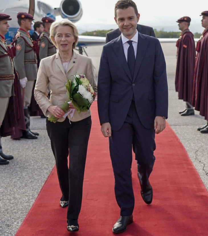 Mucunski welcomes von der Leyen at Skopje Airport