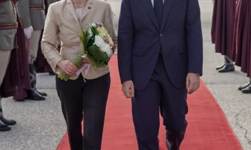 Mucunski welcomes von der Leyen at Skopje Airport