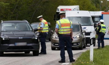 Данска ги продолжува контролите по должината на германската граница