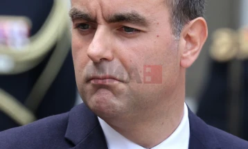 Во францускиот Парламент денеска ќе има две гласања за доверба на владата на премиерот Лекорни