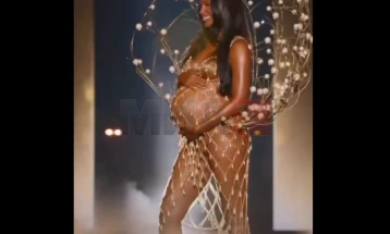 Јасмин Тукс го отвори Модното шоу на „Викторија'с сикрет“ истакнувајќи го своето трудничко стомаче