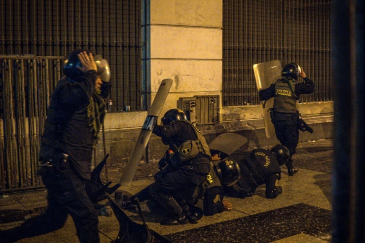 Едно лице убиено, десетици повредени во масовните протести во Перу против претседателот