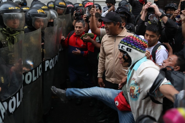 Новата перуанска Влада ќе воведе вонредна состојба во Лима по бранот насилство 
