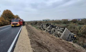 MPB e Serbisë: Dy persona e humbën jetën dhe rreth 80 të tjerë u lënduan gjatë rrokullisjes së autobusit në afërsi të Mitrovicës së Sremit