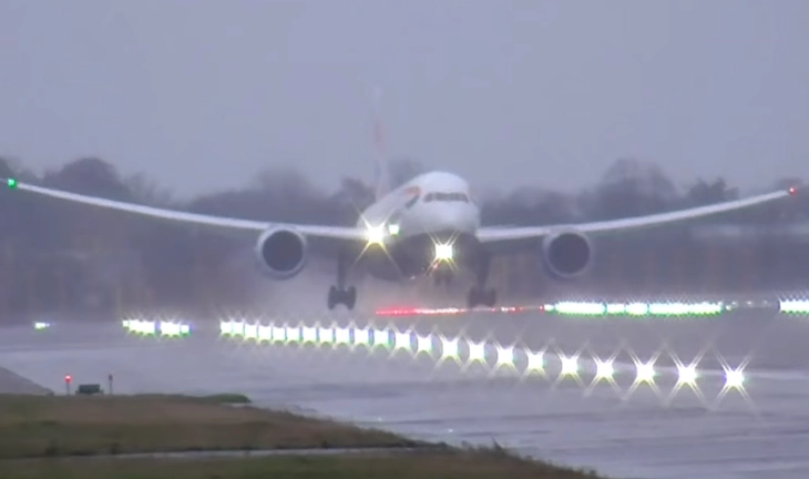 Летовите од меѓународниот аеродром во главниот град на Бангладеш се обновени по големиот пожар