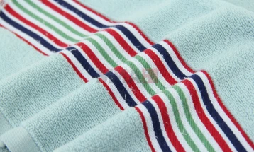 За што служи лентата од различна ткенина на крпата за бришење