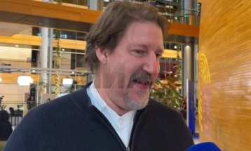 Vajc për ENR/MIA: Çështjet e lidhura me identitetin e bllokojnë progresin e Maqedonisë në rrugën evropiane