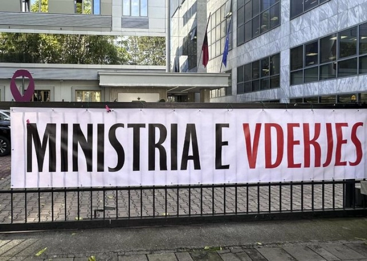 Протест пред Министерството за здравство во Тирана,поради скандалот со онколошките пациенти