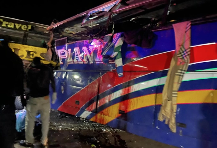 Најмалку 63 лица загинаа во судир на два автобуси во Уганда