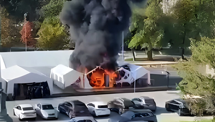 Пред пожарот во шаторите пред Собранието на Србија се регистрани истрели, реагираше полицијата и приведе едно лице