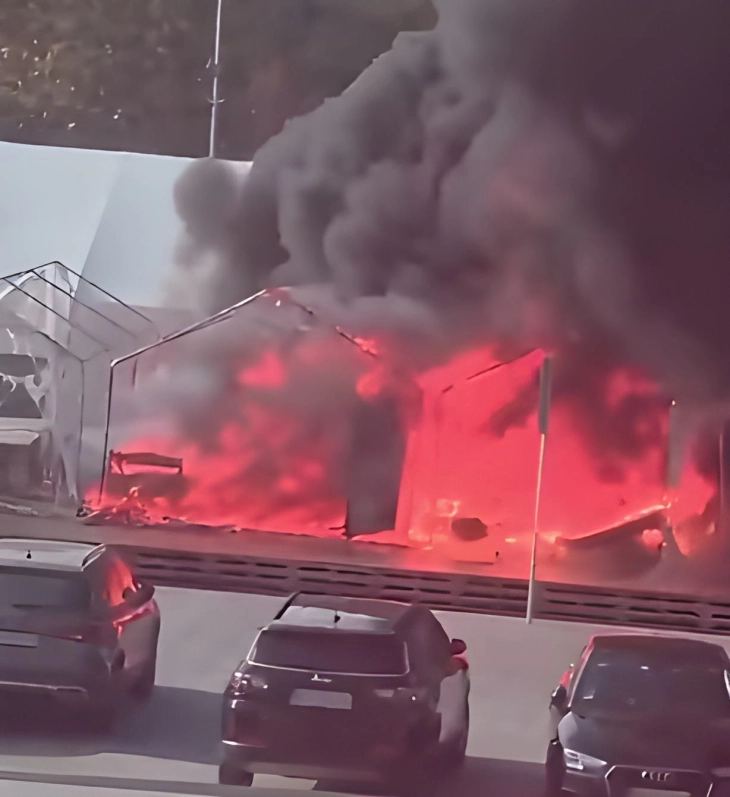 Изгаснат е пожарот пред Собранието на Србија, приведен е маж поради пукање со огнено оружје