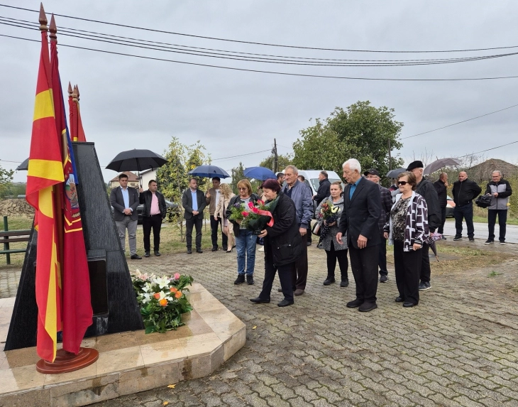 Општина Илинден положи цвеќе пред споменикот на Васил Стојанов-Аџиларски во Миладиновци