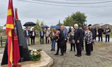 Општина Илинден положи цвеќе пред споменикот на Васил Стојанов-Аџиларски во Миладиновци