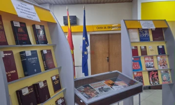 Празнична изложба на книги и весници во битолската библиотека