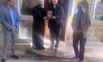 Почесна плакета за Ристо Гуштеров за ктиторството во изградбата на црквата во Пустец