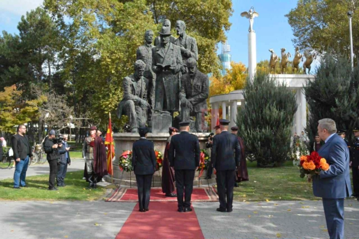 Положено цвеќе на споменикот „Основачи на ВМРО“ во паркот „Жена борец“