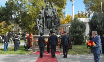 Положено цвеќе на споменикот „Основачи на ВМРО“ во паркот „Жена борец“