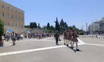 Поделено мислењето на Грците за забраната за одржување протести и собири пред споменикот на Незнајниот војник