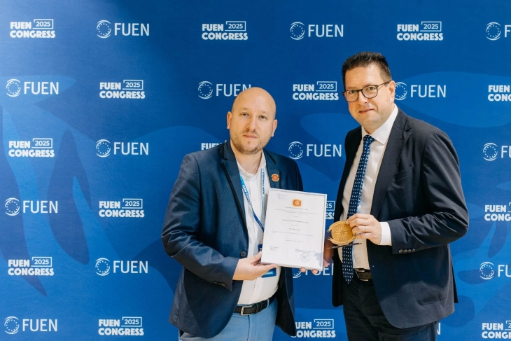 Ѓурѓај му ја врачи наградата 