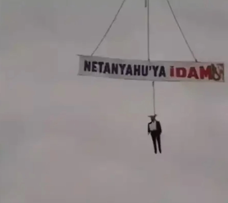 Кукла на Нетанјаху обесена на кран во Трабзон