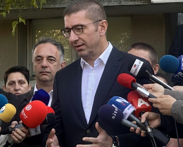 Mickoski: Pres që problemi me mbeturinat të zgjidhet brenda 72 orëve pasi Gjorgjievski të fitojë dhe të marrë udhëheqjen e Qytetit të Shkupit