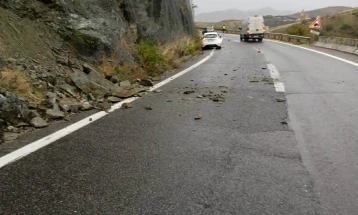 „Македонија пат“: По расчистување на одронот нормализиран сообраќајот на автопатот Скопје-Велес пред тунелите кај Башино Село