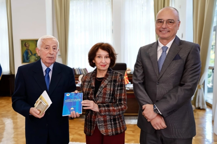 Takim i Siljanovska Davkovës me profesorët Martinovski dhe Koneski