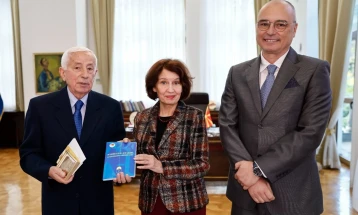 Takim i Siljanovska Davkovës me profesorët Martinovski dhe Koneski