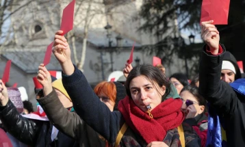 „Еурактив“: Србија го тестира демократскиот кредибилитет на ЕУ 