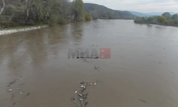 MMJPH: Paraqitja e mbetjeve plastike të ambalazhit në lumin Vardar dhe në rrjedhat e tjera ujore  janë rezultat i nivelit të pakënaqshëm të shërbimeve komunale nga operatorët, veçanërisht në zonat rurale