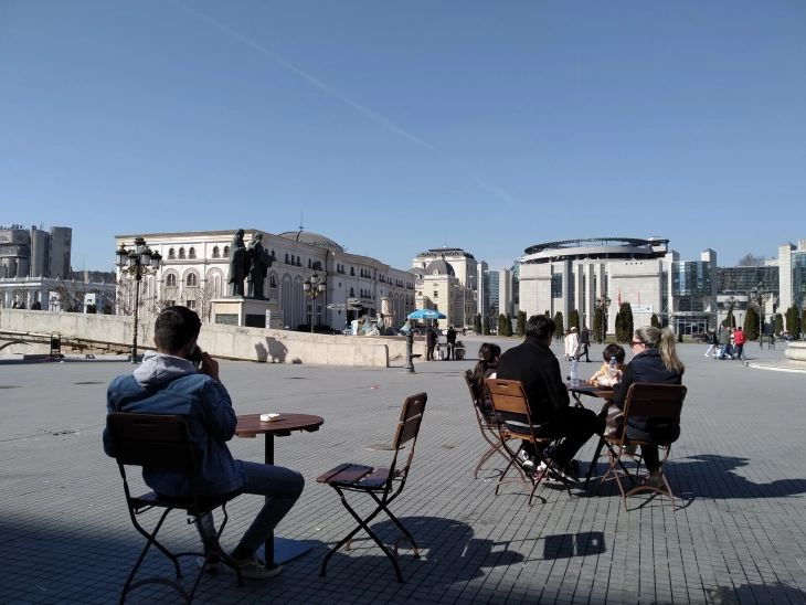 Mëngjese më të ftohta dhe temperaturë më e lartë ditore në periudhën në vijim