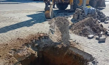 Градежни активности за поставување светлосна сигнализација на крстосницата меѓу улиците „Васко Карангелевски“ и „Ангел Димовски“ во населбата Аеродром